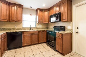 1042 Alpug Ave in Oviedo, FL - Building Photo - Building Photo