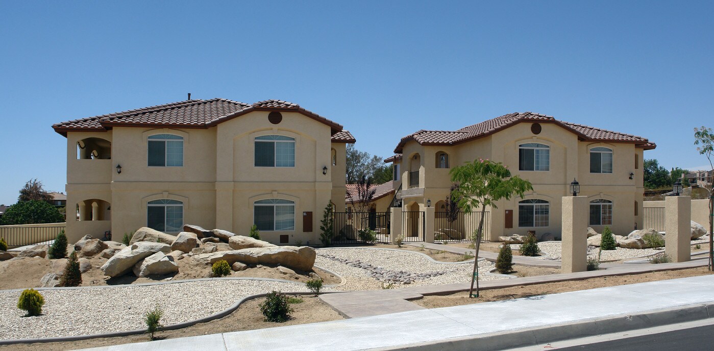 16356 Apple Valley Rd in Apple Valley, CA - Building Photo