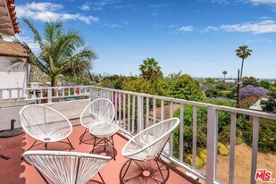 1906 Preuss Rd in Los Angeles, CA - Building Photo