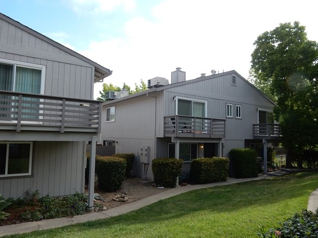 Orangevale Plaza Townhomes in Orangevale, CA - Building Photo - Building Photo