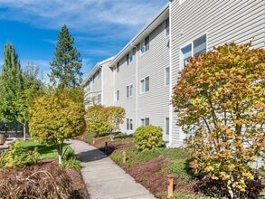 Cascade Woods Apartments in Aloha, OR - Building Photo - Building Photo
