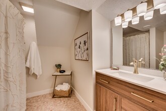 5021 Beacon Hill Rd in Minnetonka, MN - Foto de edificio - Building Photo