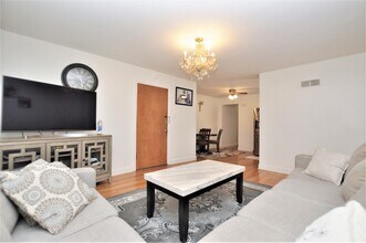 2639 W Balmoral Ave in Chicago, IL - Building Photo - Building Photo