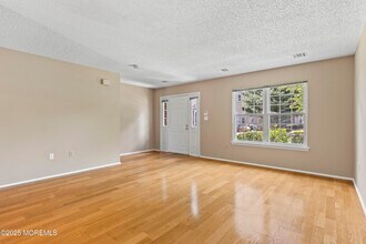 8 Ambrose Ct in Holmdel, NJ - Foto de edificio - Building Photo