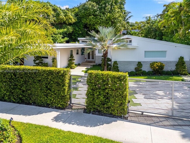 5815 N Bay Rd in Miami Beach, FL - Foto de edificio - Building Photo