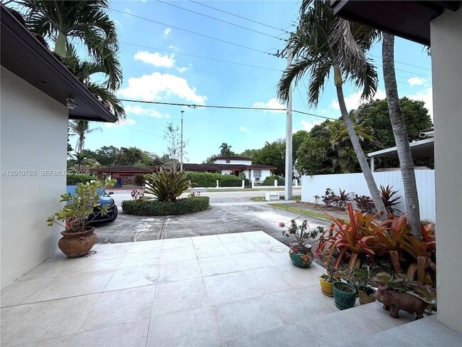 1840 SW 29th Ave in Miami, FL - Building Photo - Building Photo