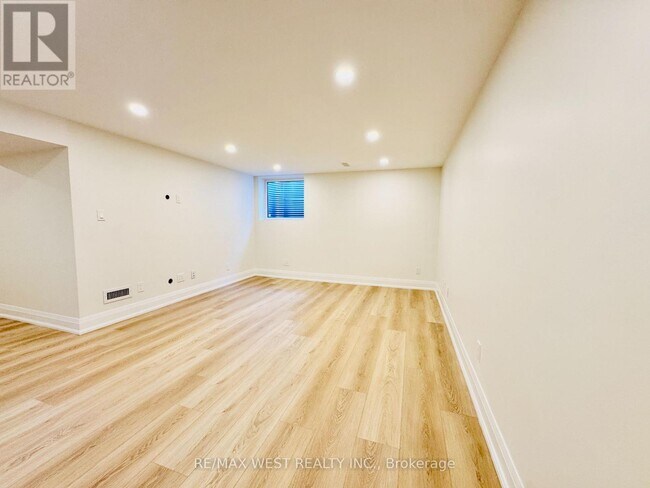 2 Wichey Rd in Toronto, ON - Building Photo - Building Photo