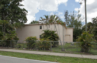 Pebble Court Apartments in Ft. Myers, FL - Foto de edificio - Building Photo