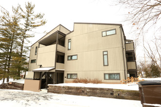 Treehouse West Apartments in East Lansing, MI - Foto de edificio - Building Photo