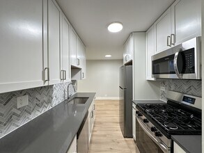 503 W Aldine Ave, Unit J05P in Chicago, IL - Building Photo - Building Photo