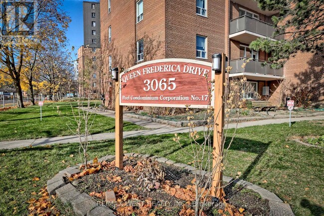 3065-3065 Queen Frederica Dr in Mississauga, ON - Building Photo - Building Photo