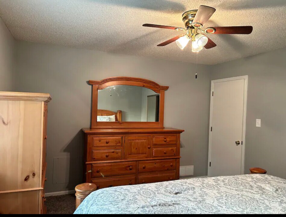 2115 SW Brandywine Ln in Topeka, KS - Building Photo