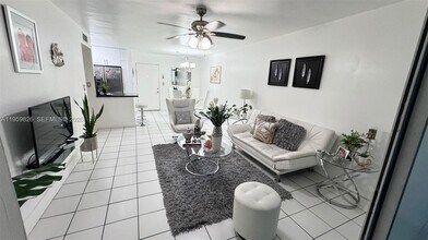 9455 W Flagler St in Miami, FL - Building Photo - Building Photo