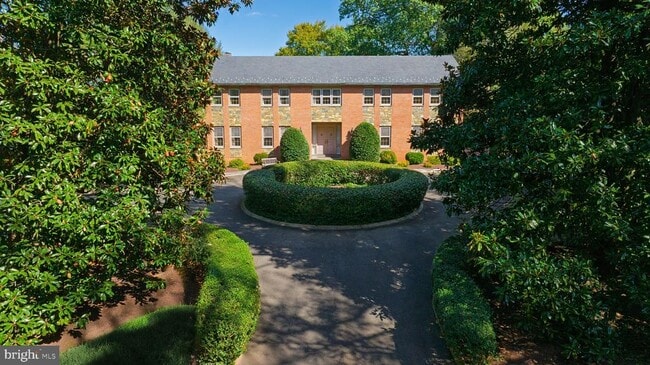 221 Chain Bridge Rd in McLean, VA - Building Photo - Building Photo