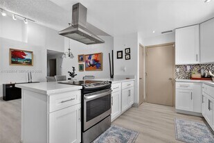 5571 NW 188th St in Miami Gardens, FL - Building Photo