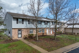 Colony Club in Bedford, OH - Foto de edificio - Building Photo