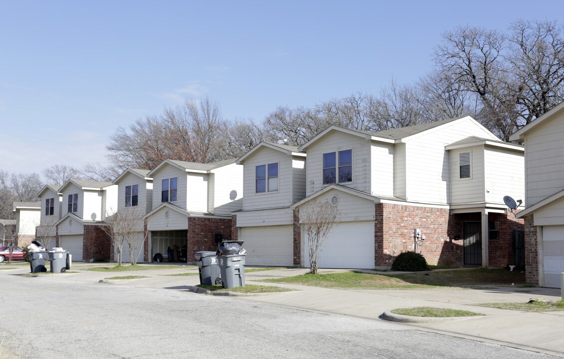 Creek Cove Villas in Dallas, TX - Building Photo