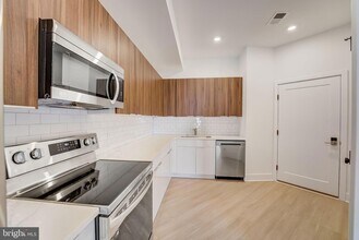 4200 Lancaster Ave, Unit 202 in Philadelphia, PA - Foto de edificio - Building Photo