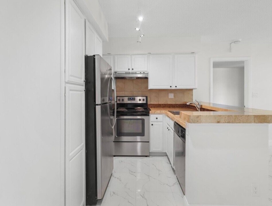 941 Lyons Rd in Coconut Creek, FL - Building Photo