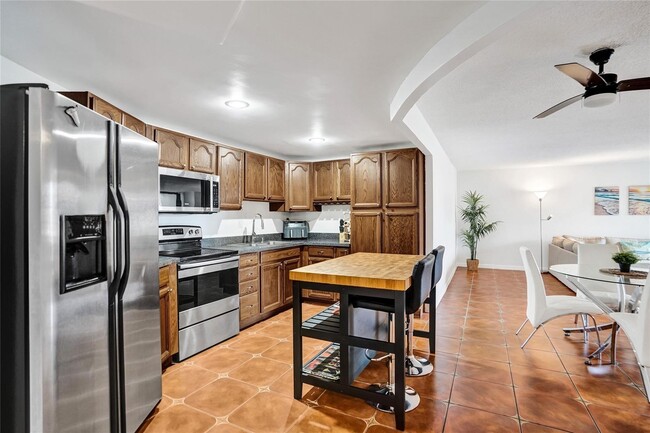 1000 Parkview Dr, Unit 412 in Hallandale Beach, FL - Building Photo - Building Photo