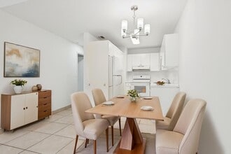 Azure Villas Apartments in Pembroke Park, FL - Foto de edificio - Building Photo