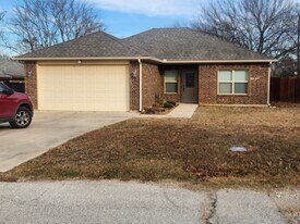 437 Dunlap Ave in Boyd, TX - Building Photo