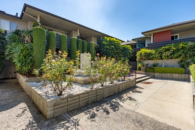 Molino House in Pasadena, CA - Foto de edificio - Building Photo