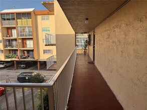 1085 W 68th St in Hialeah, FL - Building Photo - Building Photo
