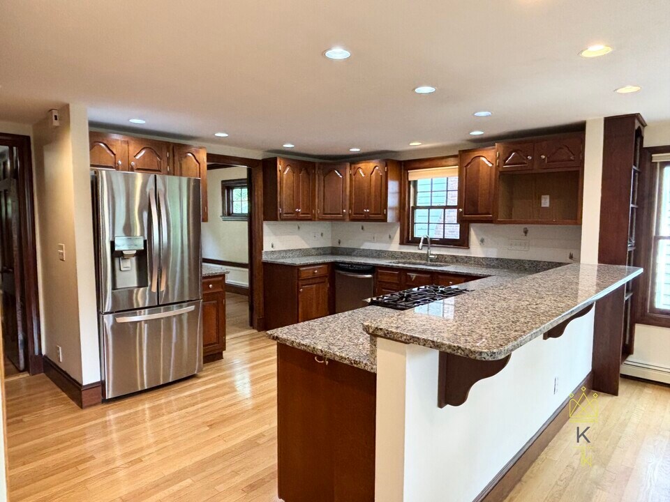 33 Clearwater Rd in Brookline, MA - Building Photo