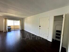 5328 Newcastle Ave in Los Angeles, CA - Building Photo - Building Photo