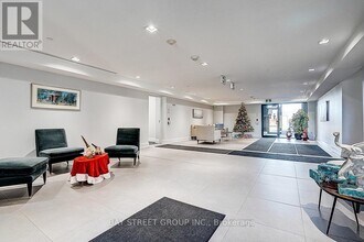 555 William Graham Dr in Aurora, ON - Building Photo - Building Photo