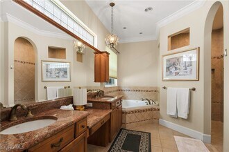 649 Bow Line Dr in Naples, FL - Foto de edificio - Building Photo