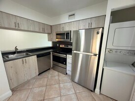 1025 Coral Club Dr, Unit 1025 Coral Club Dr in Coral Springs, FL - Building Photo