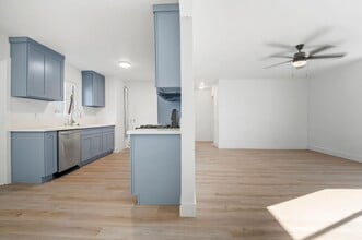 7881-7891 7893 in Huntington Beach, CA - Building Photo - Building Photo