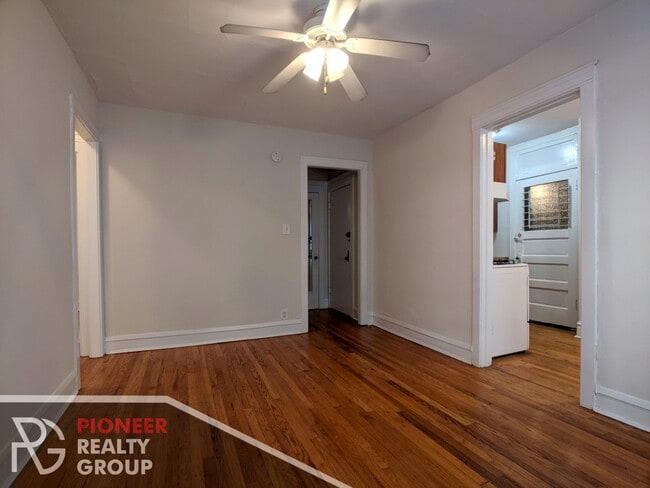 534 W Cornelia Ave, Unit 210 in Chicago, IL - Foto de edificio - Building Photo