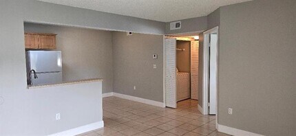 301 Palm Way in Pembroke Pines, FL - Foto de edificio - Building Photo