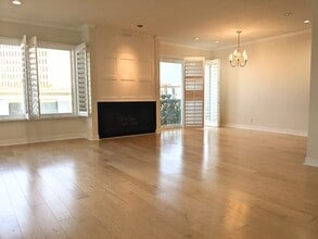11656 Montana Ave, Unit 210 in Los Angeles, CA - Building Photo - Building Photo