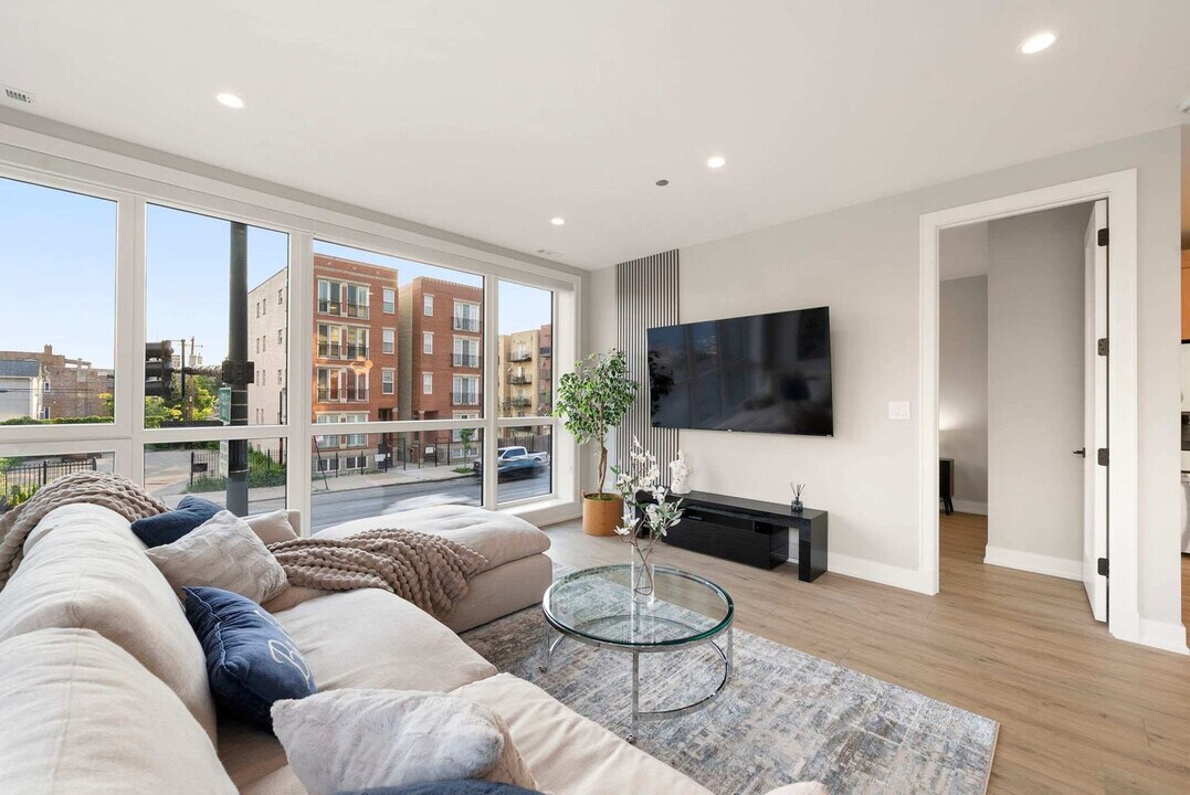 2354 W Polk St in Chicago, IL - Building Photo