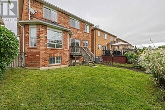 2490 Valleyridge Dr in Oakville, ON - Building Photo - Building Photo