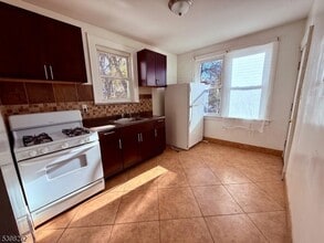 11 Montrose Terrace, Unit 2 in Irvington, NJ - Building Photo - Building Photo