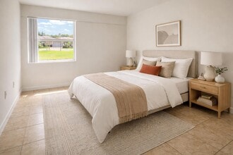 465 SW 113th Way, Unit 465 in Pembroke Pines, FL - Foto de edificio - Building Photo