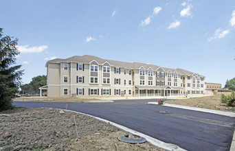 Oakwood Manor Senior Living in Eastpointe, MI - Building Photo - Building Photo