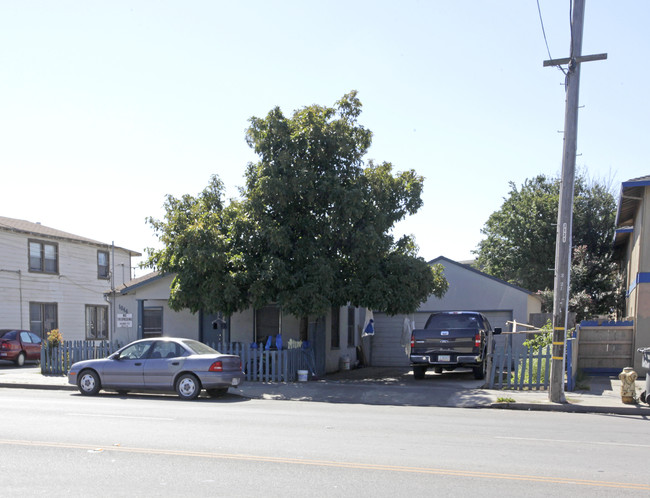 1044 N Sanborn Rd in Salinas, CA - Building Photo - Building Photo