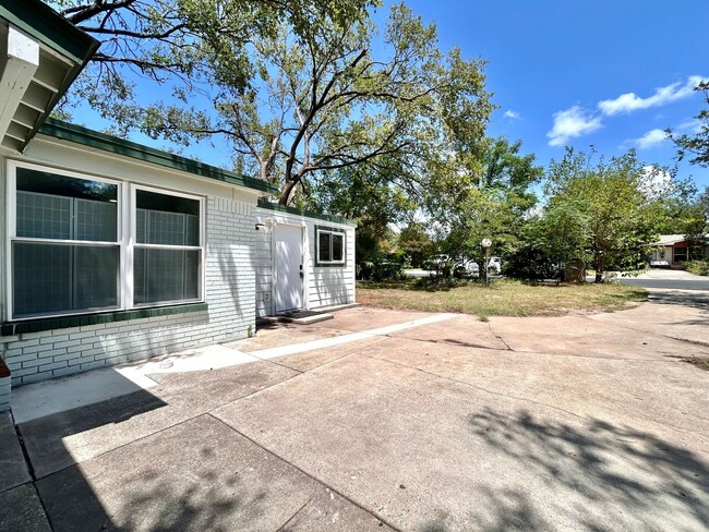2309 Devonshire Dr in Austin, TX - Building Photo - Building Photo
