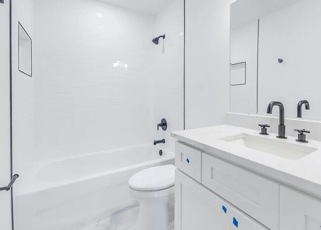 3011 W Binnicker Ave, Unit B in Tampa, FL - Building Photo - Building Photo