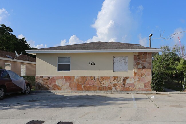 726 21st St in West Palm Beach, FL - Foto de edificio - Building Photo