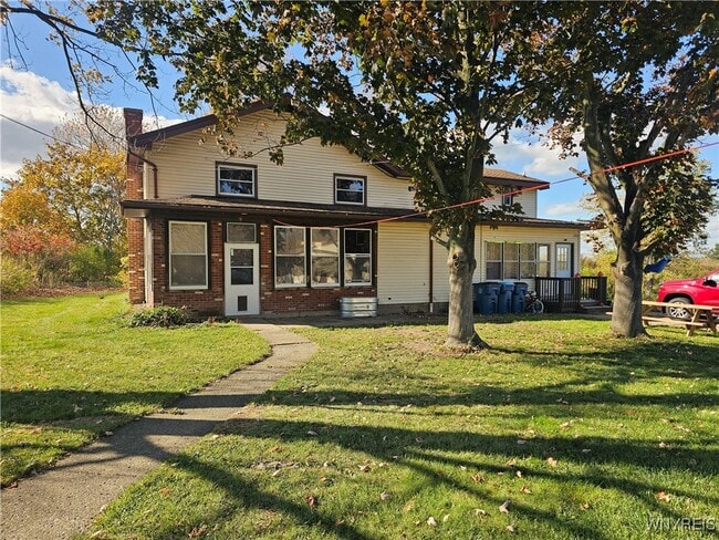 1970 Sturgeon Point Rd in Derby, NY - Foto de edificio - Building Photo