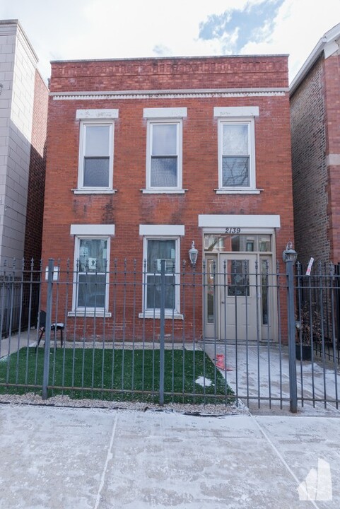 2139 W Huron St, Unit 2R in Chicago, IL - Foto de edificio