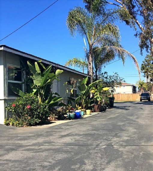 674-676 W 18th St in Costa Mesa, CA - Building Photo