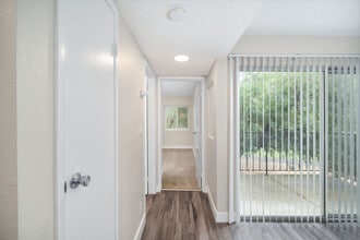 Lynwood Knolls in Vacaville, CA - Foto de edificio - Building Photo